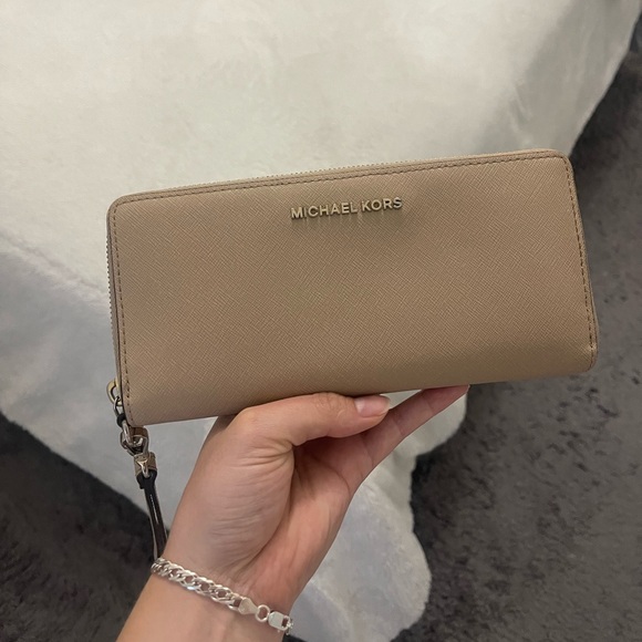 Michael Kors Wallet 🤍 - Picture 2 of 5